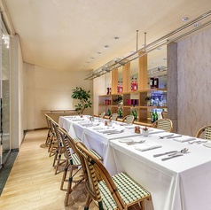 6～10名のコース予約でご利用可能な個室席も。美味しい料理を囲みながら、大切な方との語らいの時間を心ゆくまでお過ごしください。