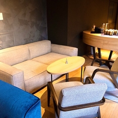 大人の心地よい休息にふさわしいダイニングバーです。ゆったりとくつろげるソファー席で上質なひと時を