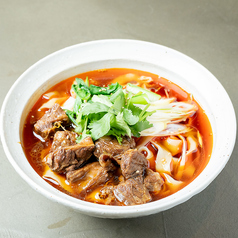 職人技が光る！削りたてもちもち食感の本格刀削麺は必食