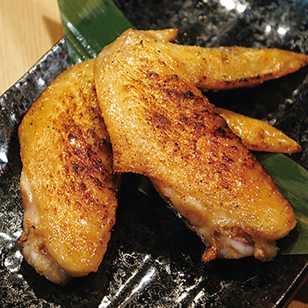 徳島産「阿波尾鶏」を使用した藁炙り焼きはまさに絶品！四国の銘酒と一緒にお召し上がり下さい。