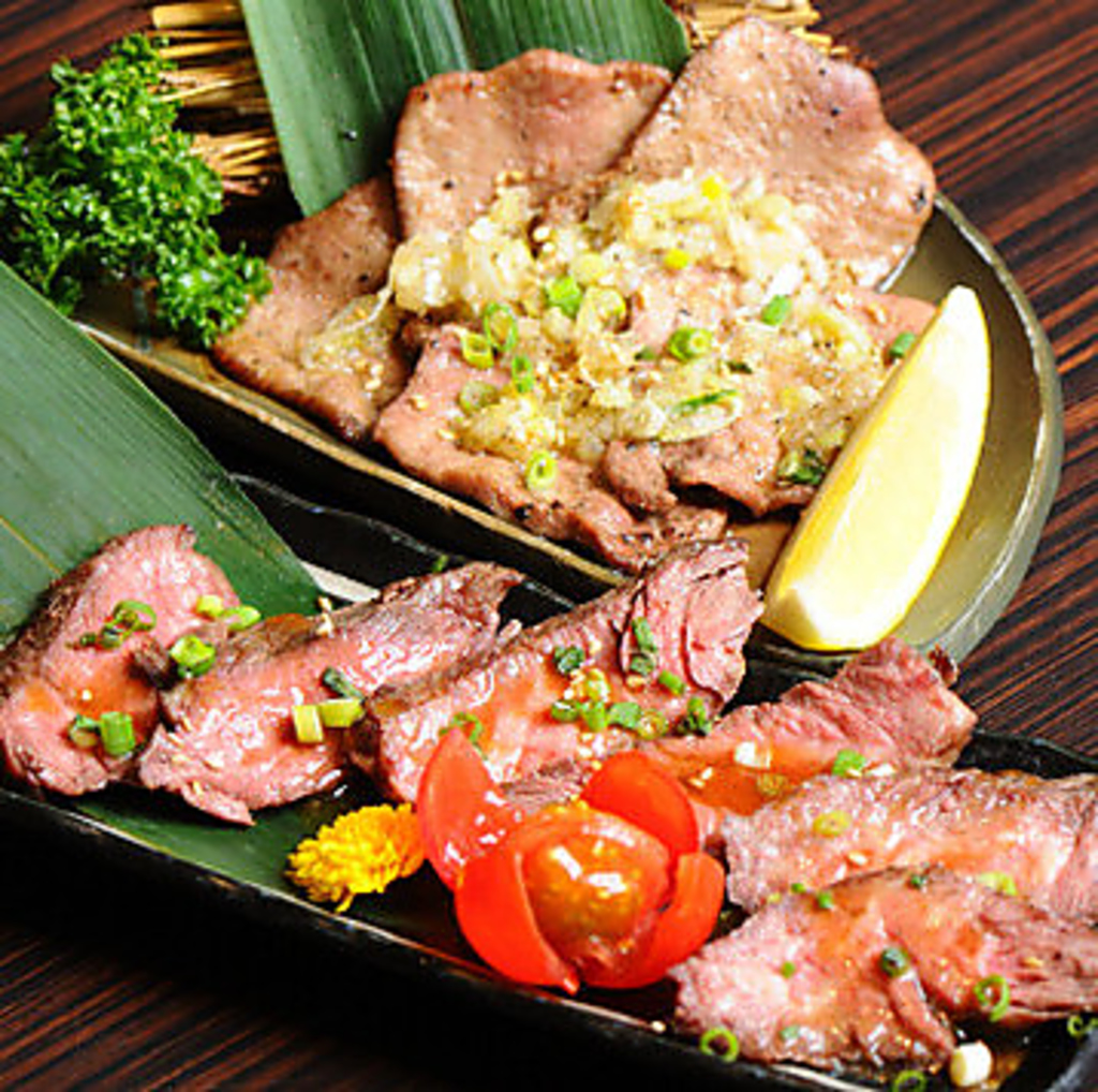 肉料理は当店の名物！「ローストビーフ」580円(税込)や「ねぎ塩牛タン」780円(税込)などがオススメ！