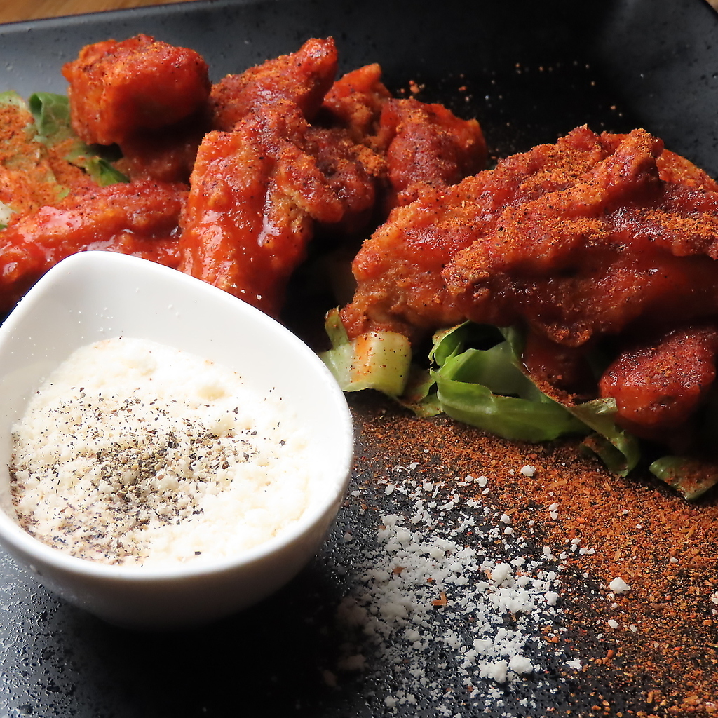 ボリューム満点の肉料理は、お集まりに欠かせないメニュー。ジューシーな旨みをぜひご賞味ください！