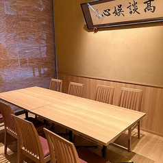 【楓】完全個室(~10名様)2名様よりご案内可能です。和の趣溢れる完全個室は10名様までご着席可能。接待・会食などのビジネスシーンや、結納やご両家のお顔合わせ、ご家族のお祝い事など大切な方へのおもてなしのシーンに最適です。心落ち着くひとときを当店でお過ごしくださいませ。※個室料を申し受けます。