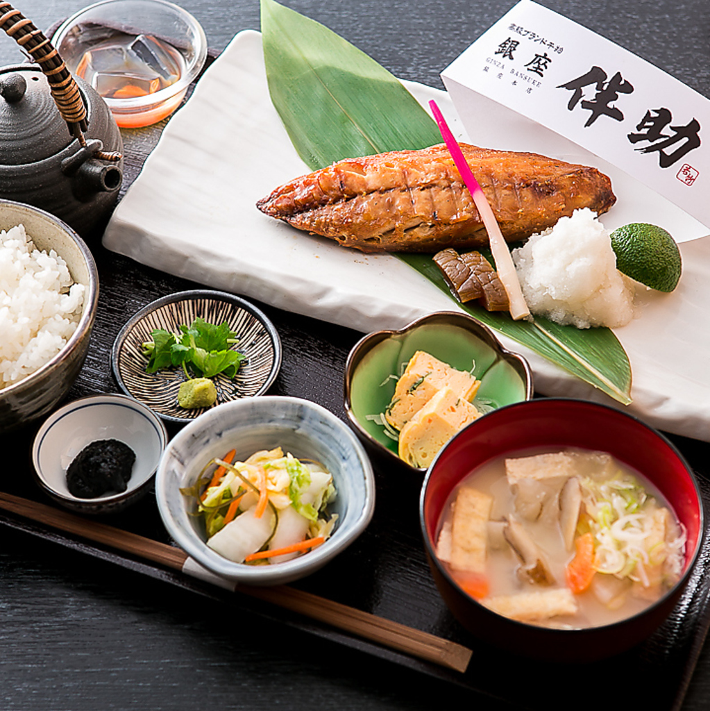 テレビ番組でも特集された人気のランチ、絶品干物をお得に。〆は出し茶漬けで。