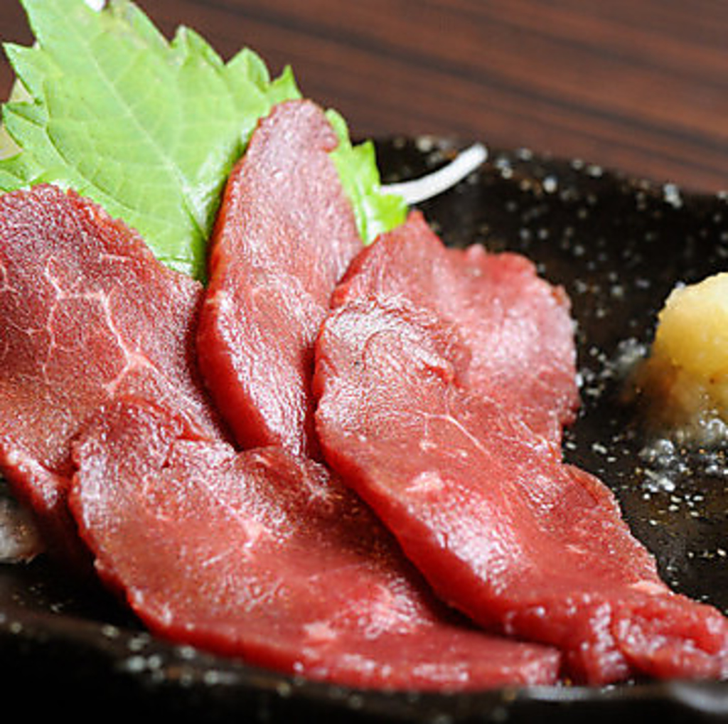 鮮やかな赤色と滑らかな食感が魅力の「馬刺し」490円(税込)！特製のタレでお楽しみください♪