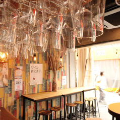 テーブル席は3名様用が3つあり、立ち席と座席の両方をご用意しています。ワイン好きなご友人との集まりや、楽しいひとときを過ごすのに最適な空間です。心地よい雰囲気の中で、選りすぐりのワインを楽しみながら、素敵な会話をお楽しみください。皆様のご来店を心よりお待ちしております！