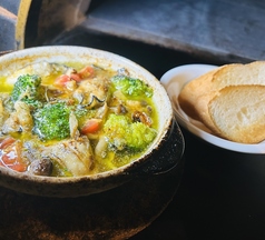 旬野菜と牡蠣のアヒージョ(バケット2枚付)