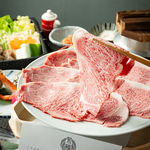 職人厳選の黒毛和牛を特製割下で味わう贅沢すき焼きが楽しめるお店。脂の甘みが口いっぱいに広がる。