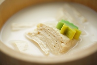 自社の『湯葉工房』から直送する作りたてのゆば