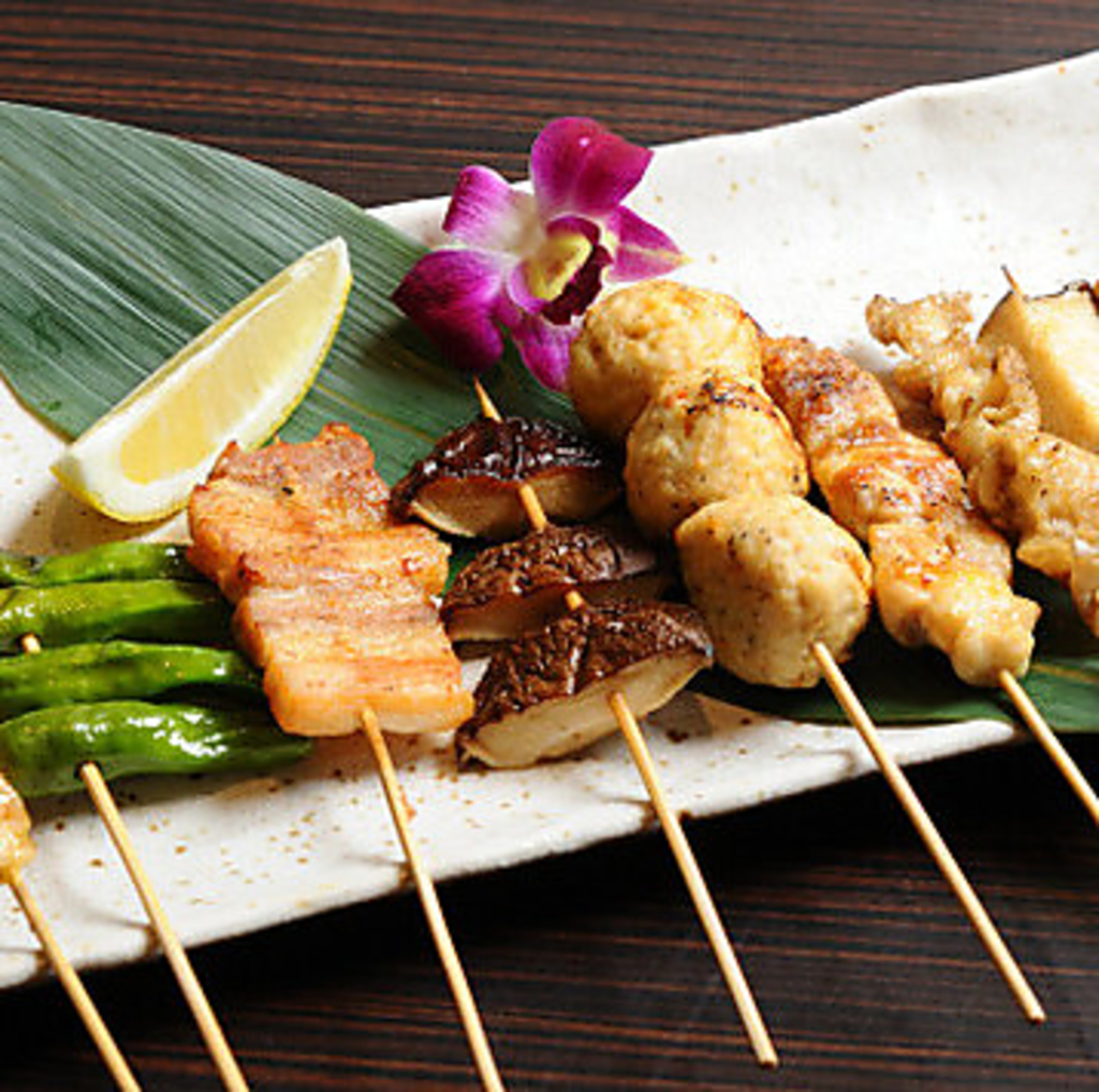 「鶏ハツ串」、「鶏皮串」、「鶏レバ串」など人気の串焼きを1本90円(税込)でご提供いたします！