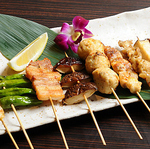 「鶏ハツ串」、「鶏皮串」、「鶏レバ串」など人気の串焼きを1本90円(税込)でご提供いたします！