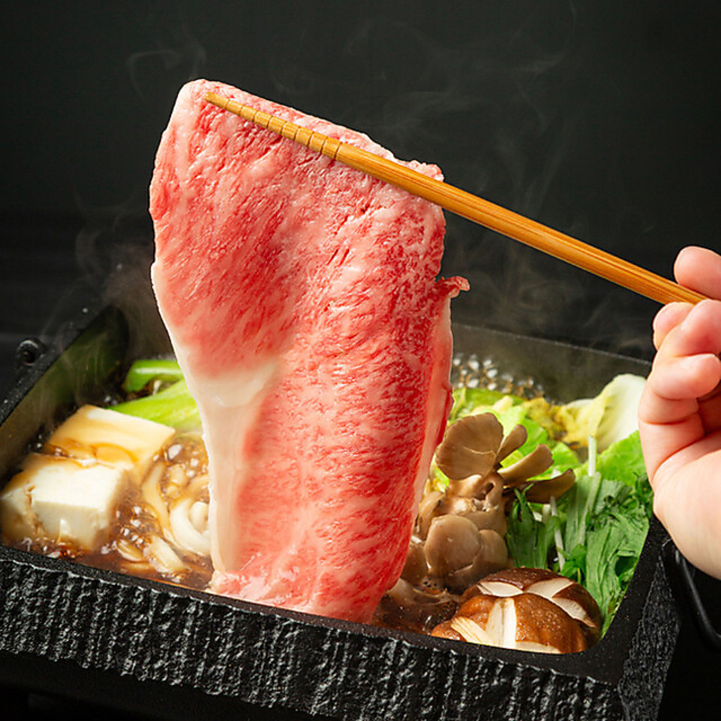 選りすぐりの和牛を使った特別コースが楽しめ、すき焼きやしゃぶしゃぶを選べます。お気軽にどうぞ。