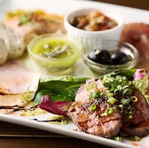 【前菜盛り合わせ】や【本日のカルパッチョ】など、ワインに合うメニュー多数！