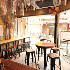 テーブル席は4名様用が3つあり、ゆったりとした空間でお過ごしいただけます。ワインと共に女子会や友人との集まりはいかがでしょうか？美味しいワインを楽しみながら、楽しいひとときをお過ごしください。心地よい雰囲気の中で、特別な時間をお楽しみいただけます。皆様のご来店をお待ちしております！