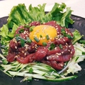 料理メニュー写真 〈特製甘辛タレに絡めた〉馬肉ユッケ