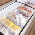 定番のお肉料理や冷たいデザートなど、様々な種類の冷凍食品を販売中！レンジで温めるだけで、本格的なインドネシア料理がおうちでお手軽＆おトクに楽しめます◎毎日の食卓のプラス一品や、ちょっとしたご褒美にも大活躍間違いなしの品揃えです♪