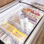定番のお肉料理や冷たいデザートなど、様々な種類の冷凍食品を販売中！レンジで温めるだけで、本格的なインドネシア料理がおうちでお手軽＆おトクに楽しめます◎毎日の食卓のプラス一品や、ちょっとしたご褒美にも大活躍間違いなしの品揃えです♪