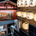 正面入口を降りた地下1階に位置する当店では、大型生け簀に泳ぐ海鮮を眺めながらお食事をお楽しみいただけます。
