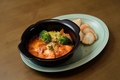 料理メニュー写真&nbsp;エビと季節の野菜のアヒージョ