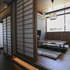 ゆったりくつろげる座敷タイプのテーブル。足を伸ばしてリラックスできる空間は、ご友人同士や職場仲間とのお食事に最適です。