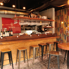 カウンター席は1名様用が12席ございますので、おひとり様でもお気軽にご利用いただけます。また、デートにもぴったりの落ち着いた雰囲気です。おいしいワインを取り揃えており、種類豊富なラインアップからお好みの一杯をお楽しみいただけます。心地良い空間で、特別なひとときをお過ごしください。お待ちしております！