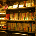 バックバー周辺には、ビジネス書や教養書を中心にセレクトした書棚を設置。お酒を楽しみながら自然と会話が広がる、落ち着いた大人のバーらしい空間演出も魅力のひとつです。