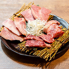 炭火で味わう厳選焼肉◎大人気盛り合せや絶品メニュー