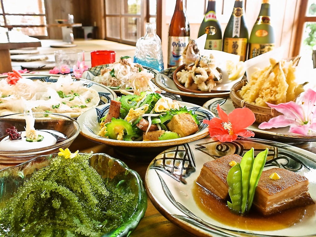 琉球料理や創作料理など豊富なメニューに、それに合う泡盛はなんと70種類以上！