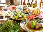 琉球料理や創作料理など豊富なメニューに、それに合う泡盛はなんと70種類以上！
