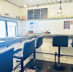 当店はカウンター7席のみの小さなブラッスリーです。L字型カウンターなので他のお客様と目が合いにくく、ゆっくりとした時間をお過ごしいただけます。