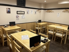 落ち着いた雰囲気のテーブル席は家族や友人とのお食事に最適。こだわりの逸品とお酒を楽しみながら和やかな時間をお過ごしください。