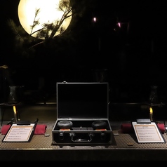 鉄板との距離、火の音、香り、シェフの所作までを五感で楽しめる特等席。あえて席数を絞り、隣との間隔にも余裕を持たせることで、会話と料理にしっかり集中できる空間に仕上げています。接待や記念日、ゆったり食事を楽しみたい方のために、落ち着きとプライベート感を重視。時間を忘れて食事を楽しめます。