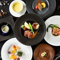 ディナーは見目麗しいお料理が楽しめるコース料理を