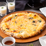 当店の自慢！550℃の窯で焼き上げたクアトロフォルマッジョのPIZZA　