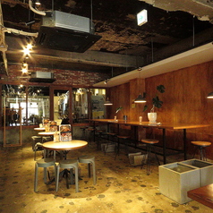 店内は明るく、オシャレな雰囲気溢れる居心地の良い空間となっております♪壁には当店からのメッセージや、ずらりと並ぶ圧巻のビールサーバーもアリ◎大人数でのご利用はもちろん、お一人様でも気軽にお立ち寄り頂けます！レイアウト変更が可能なテーブル席は人数に合わせて調節も出来ますので、お気軽にお声掛けください☆