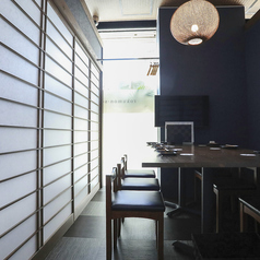 ゆったり座れる6人掛けテーブル席は、友人や家族との食事にぴったり。美味しい料理を囲みながら、会話が弾むひとときを楽しめます。