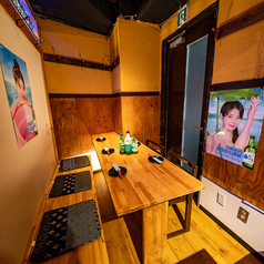 シンプルながらも洗練された店内は食事を楽しむだけでなく、空間そのものを楽しんで。