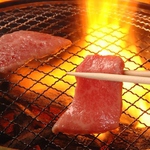 炭火焼肉。炭のもたらす遠赤外線が、肉の中から熱を通し旨みを閉じ込めます！