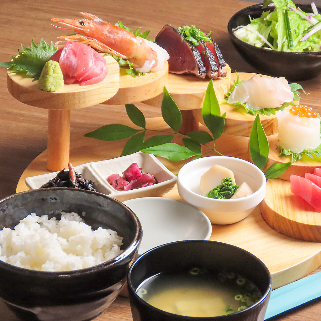 豊洲市場や全国の養殖場で店主が厳選したお刺身の盛り合わせ定食1800円(税込)は素材の旨さを楽しめる