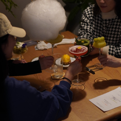 2名～6名まで座られるソファー席をご用意しております。テーブルに当店オリジナルのカクテルが広がれば、ご友人との会話も盛り上がること間違いなし！様々な用途でご利用いただけます。