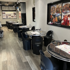 4名様テーブルを中心にレイアウト自在。つなげて2～10名まで利用でき、少人数からグループまで幅広く対応。使い勝手が良く、食事も会話も楽しみやすいバランスの良い席です。