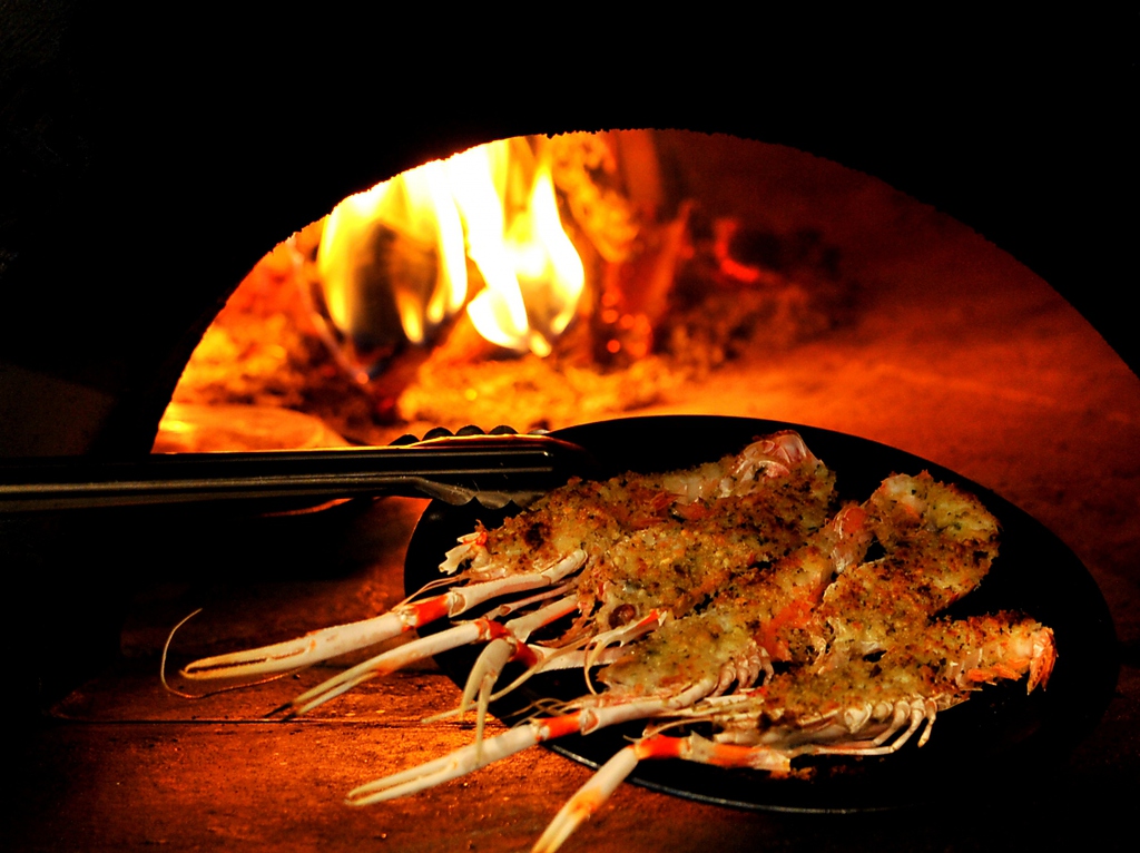 薪焼で焼き上げる本日のメイン料理の数々。スタッフにメインは？とお尋ねください。