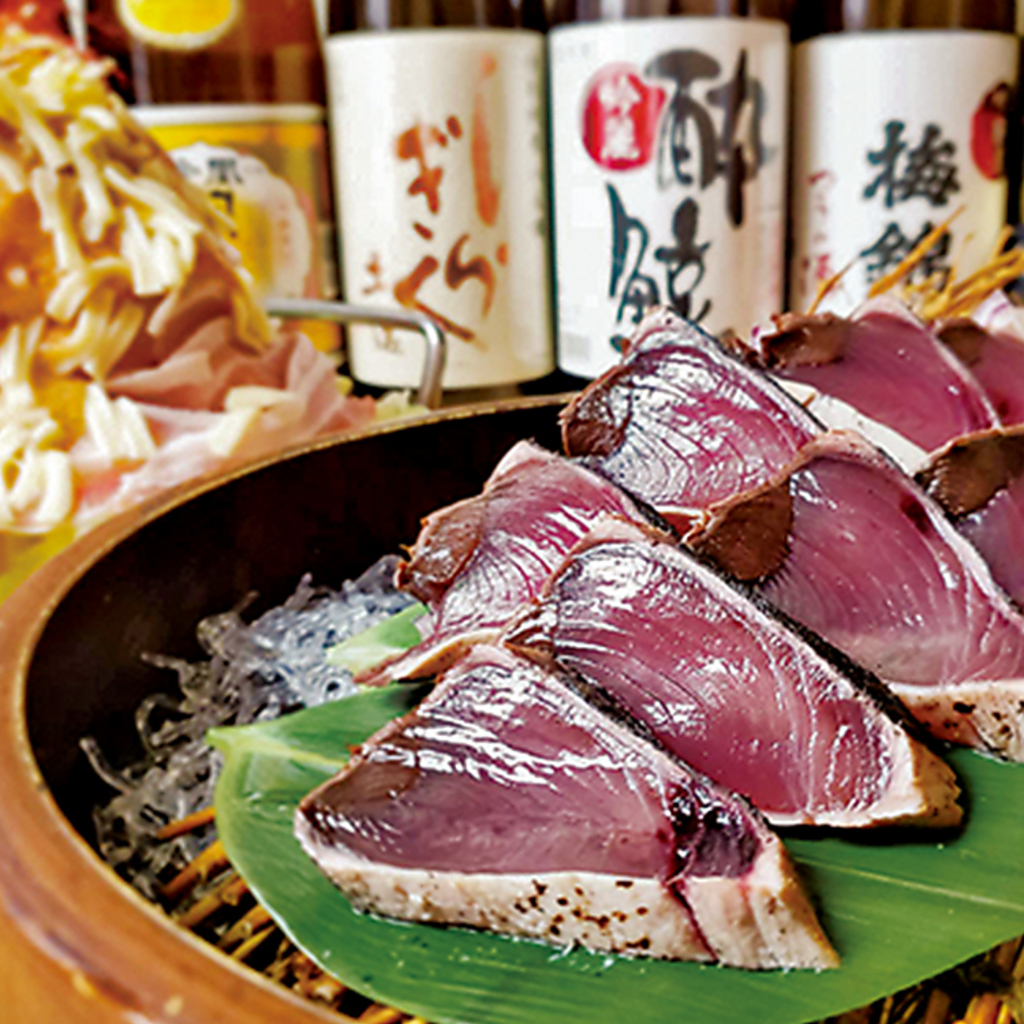 人気No.1の「鰹藁焼き塩たたき」。注文後に藁で燻す香り豊かな鰹は至高の逸品です。