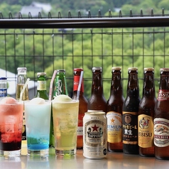 生ビール4種と小瓶10種以上、ドリンク全80品が飲み放題