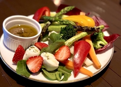 バーニャカウダとブラータチーズ　Bagna cauda con Burrata
