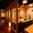 【最大貸切人数80名様】平塚エリア最大級！最大80名様（立食時90名様）までの大型宴会や店舗貸切を承っております。一体感のある広々としたフロアは、会社全体の打ち上げやイベントなど様々なシーンに柔軟に対応可能です。大人数だからこそ楽しめる賑やかな空間で、厳選された銘酒と炭火香る焼き鳥を囲み、最高の思い出を。