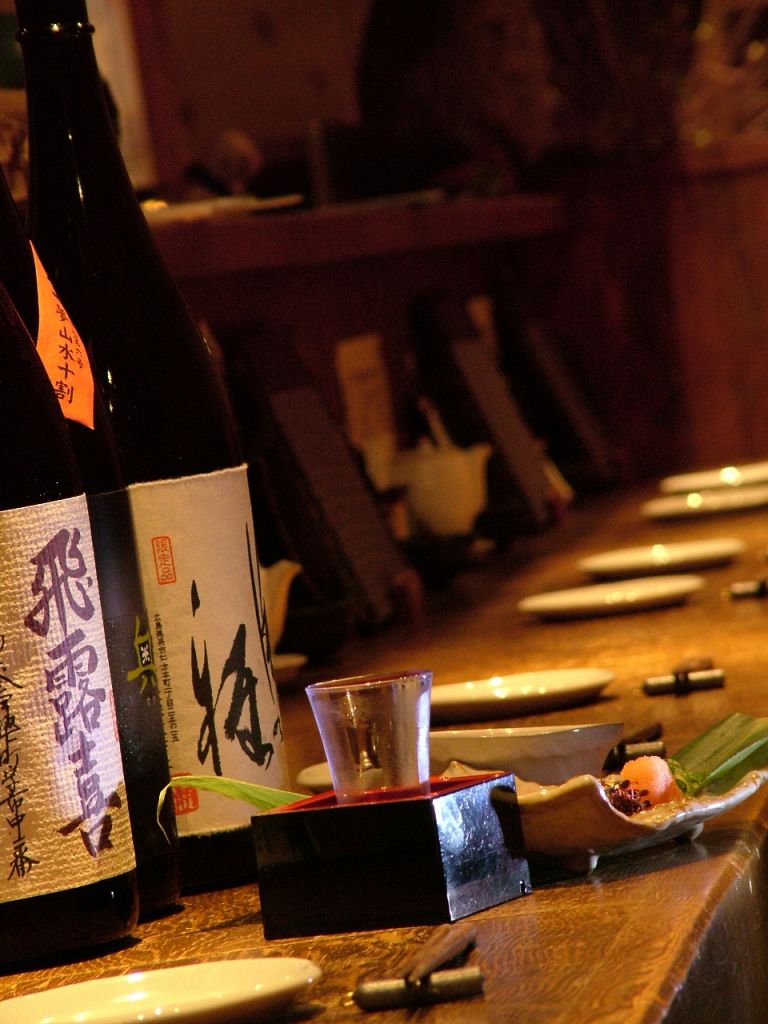 吟味して厳選された焼酎や日本酒を楽しみグラスを傾ける…