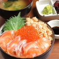 料理メニュー写真 鮭とイクラの親子丼（味噌汁付き）