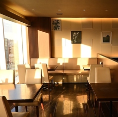 昼は大きくて開放的な窓から優しい光が差し込み、眼下に広がる町の喧騒をちょっと忘れてゆったりとした時間を過ごしませんか。