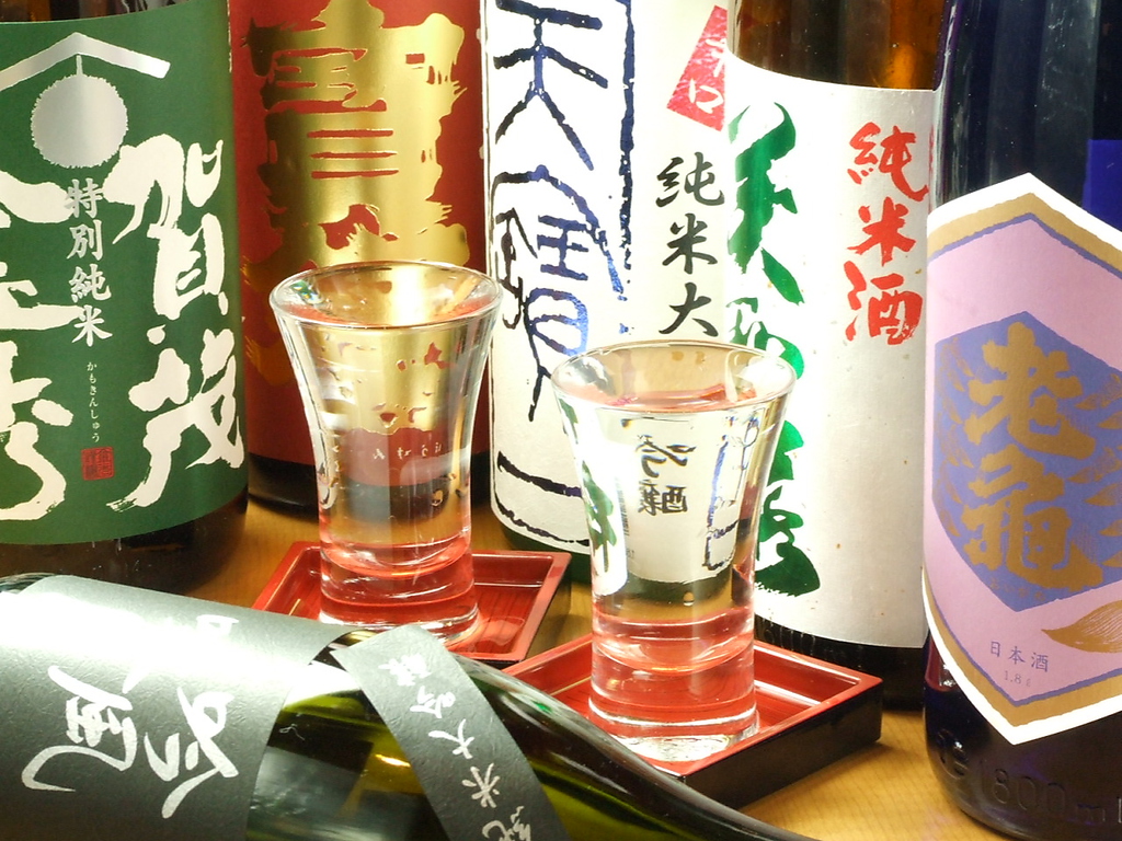 地酒を豪快に「ます」に並々注ぎます。焼鳥と一緒に！賀茂金秀、宝剣、雨後の月など550円(税抜)から